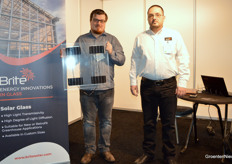 Brite Solar Technologies nam het nieuwe GreenGlass mee naar Gorinchem om met kasglas zonne-energie op te wekken. Het glaspaneel, hier in handen van Spyros Bousios, is ten opzichte van een eerdere versie nog transparanter (96-97%) waardoor het glas ook in minder zonnige gebieden zoals Nederland toepasbaar wordt.